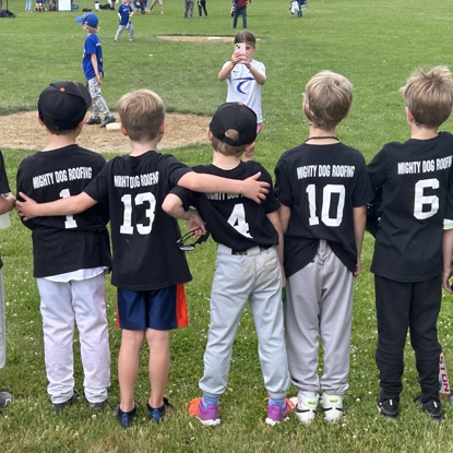 Orgullosos partidarios de nuestra Liga Pequeña de la Ciudad y Softbol Foto